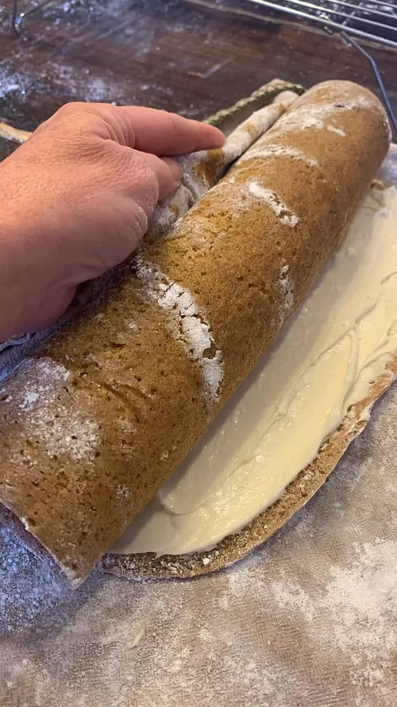 Have an Old Fashioned Christmas - 22 Great Ideas 14 pumpkin roll